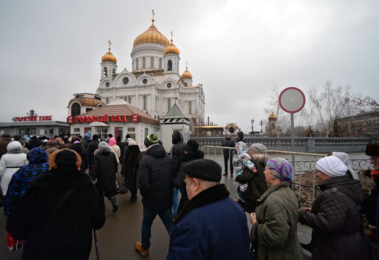 Верующие у Храма Христа Спасителя, где находятся Дары волхвов