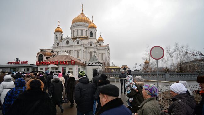 Верующие у Храма Христа Спасителя, где находятся Дары волхвов