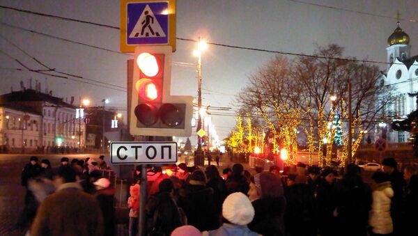 Верующие стоят в многокилометровой очереди к Дарам Волхвов в Москве