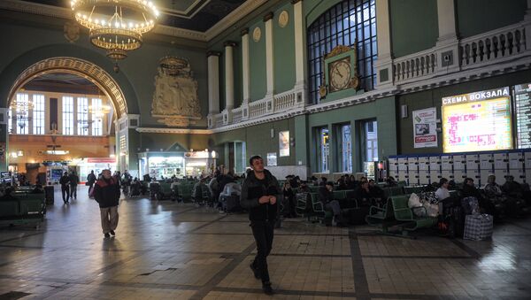 Пассажиры в зале ожидания Киевского вокзала. Архивное фото