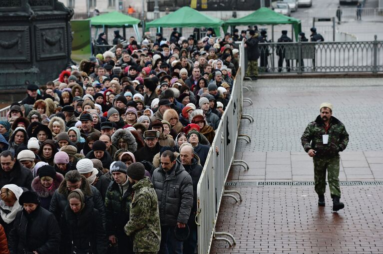 Очередь верующих к Дарам волхвов