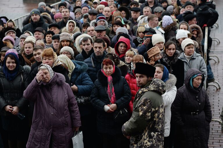 Очередь верующих к Дарам волхвов