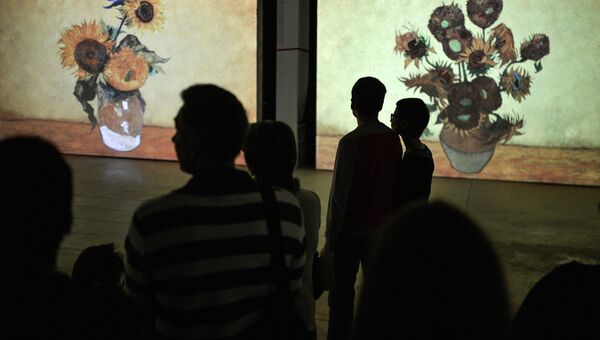 Посетители на выставке Ван Гог. Ожившие полотна. Архивное фото