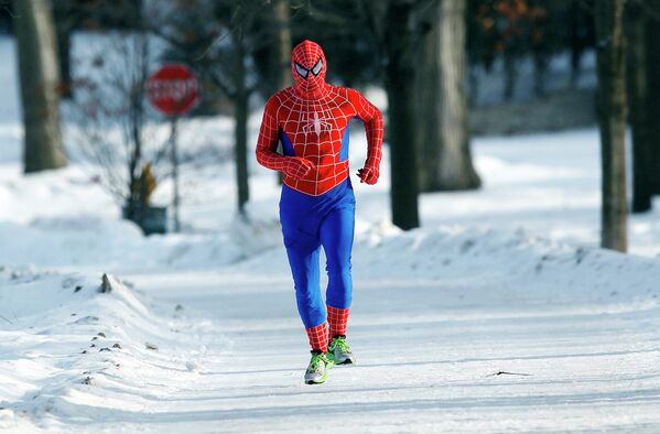 Житель Миннеаполиса совершает утреннюю пробежку в термозащитном костюме Человека-паука