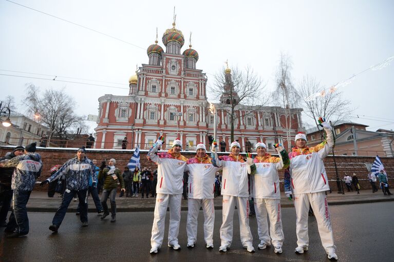 На фото: факелоносцы ХК Торпедо - Владимир Галузин, генеральный директор клуба Андрей Осипенко, Максим Потапов, Михаил Пресняков и Виталий Коваль (слева направо).