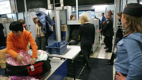 Регистрация и досмотр личных вещей пассажиров перед вылетом в аэропорту Толмачево, архивное фото.