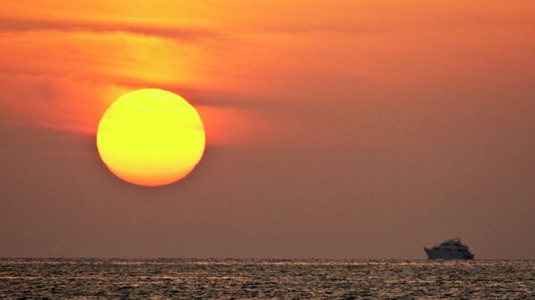 Восход солнца на Красном море, Египет. Архивное фото.
