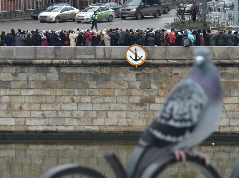 Верующие стоят в очереди к храму Христа Спасителя, где находятся Дары волхвов, впервые привезенные в Москву Верующие стоят в очереди к храму Христа Спасителя, где находятся Дары волхвов, впервые привезенные в Москву