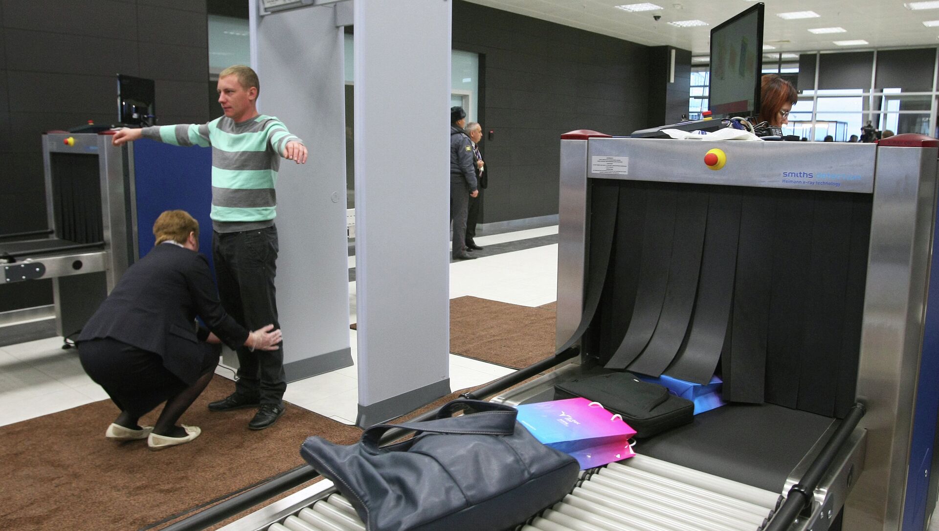 Рентгеновский досмотр. Досмотр багажа в Шереметьево. Сканеры в аэропорту Шереметьево\. Досмотр в аэропорту. Контроль багажа в аэропорту.