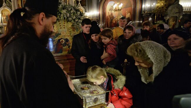 Верующие у ларца с Дарами волхвов, архивное фото