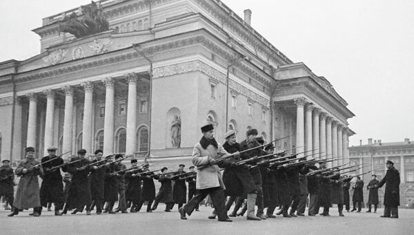 Всеобщее военное обучение жителей на площади у Александринского театра. Ленинград, октябрь 1941 года