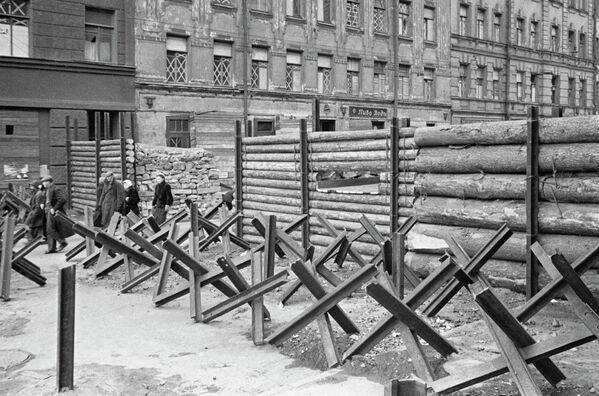 Противотанковые ежи, надолбы и баррикады в Ленинграде