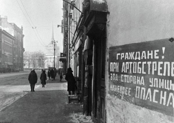Табличка на доме блокадного Ленинграда