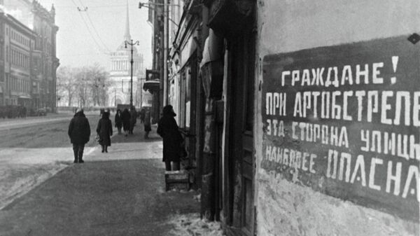 Табличка на доме блокадного Ленинграда. Архив