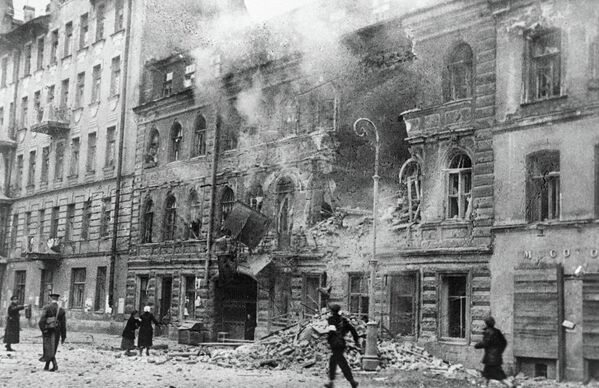 Одна из улиц Ленинграда после обстрела немецкой артиллерией