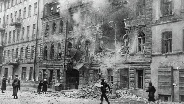 Одна из улиц Ленинграда после обстрела немецкой артиллерией, архивное фото