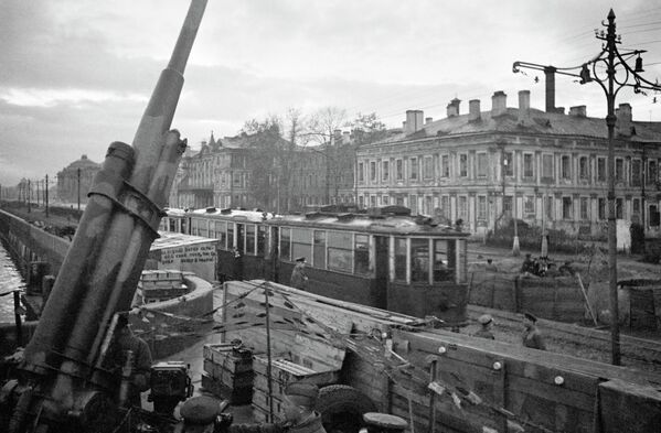 Зенитная установка и трамвай № 12 на улицах города. Ленинград октябрь 1942 года
