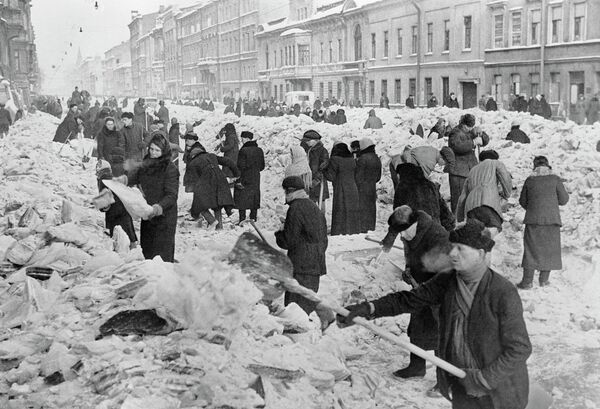 Ленинградцы расчищают улицы родного города после первой блокадной зимы