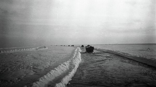 На водно-ледяной трассе Ладожского озера - Дороге жизни. Архивное фото