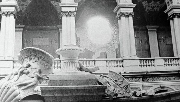Разрушенный во время артобстрела Эрмитаж, архивное фото