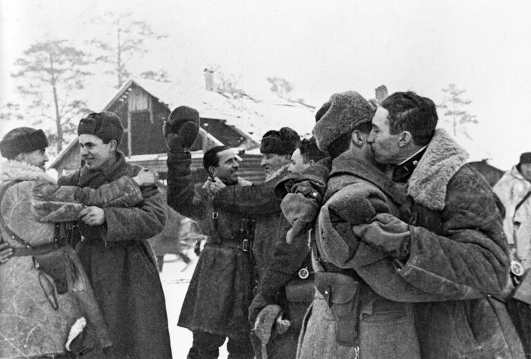 Встреча солдат Красной армии после прорыва блокады Ленинграда