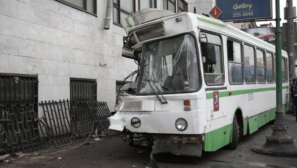 Пассажирский автобус врезался в здание на юге Москвы