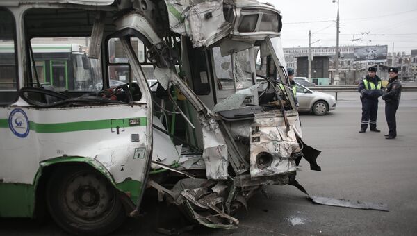 Пассажирский автобус врезался в здание на юге Москвы