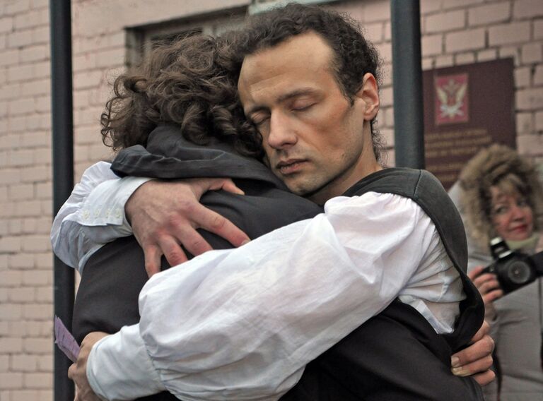 Бывший директор сельского ДК в Тверской области Илья Фарбер обнимает сына Петра у дверей следственного изолятора №1 в Твери Бывший директор сельского ДК в Тверской области Илья Фарбер обнимает сына Петра у дверей следственного изолятора №1 в Твери