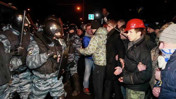 Столкновение между оппозиционными активистами и милицией у здания суда в Киеве. Фото с места события