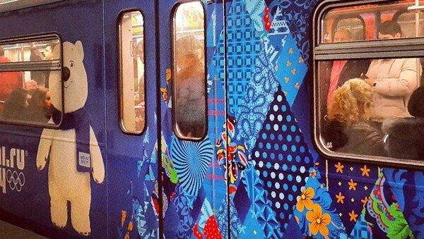 Олимпийский поезд курсирует по серой ветке московского метро