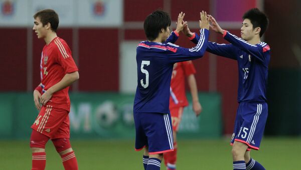 Футболисты юношеской сборной Японии радуются забитому мячу в ворота юношеской сборной Росссии. Фото с места события