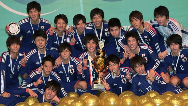 Футболисты юношеской сборной Японии на церемонии награждения. Фото с места события. Архивное фото