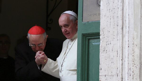 Кардинал Агостино Валлини целует руку папы Римского Франциска. Архивное фото