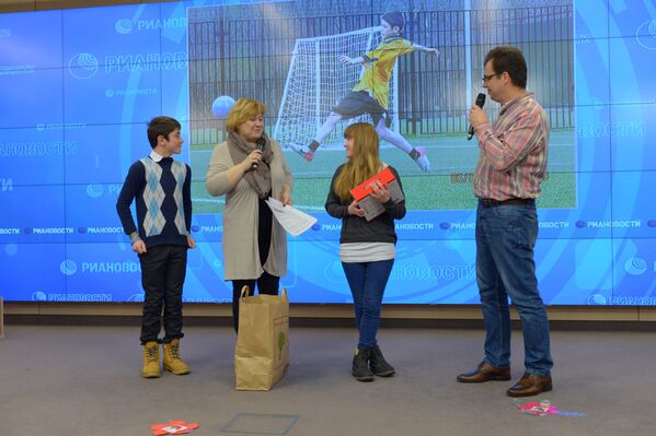 Награждение победителей конкурса детской спортивной фотографии на тему Спорт в моей жизни в агентстве РИА Новости