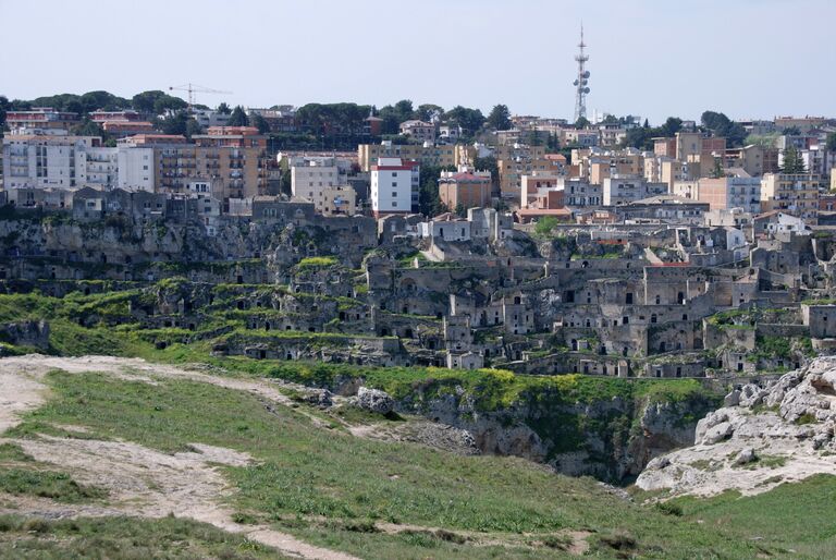 Мягкий туф Гравины приютил немало семей Мягкий туф Гравины приютил немало семей