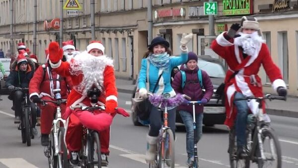 Сотня Дедов Морозов и Снегурочек проехала на велосипедах по Петербургу