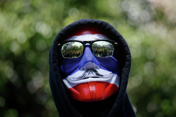 Участник антиправительственной демонстрации в Бангкоке