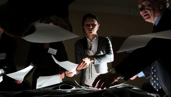 Подсчет голосов по выборам президента РФ, архивное фото