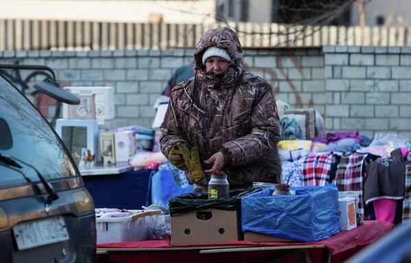Владивосток, открытый рынок на улице Фокина: уличные торговцы замерзают, но не сдаются.