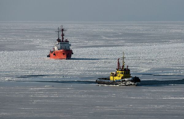 В отличие от закрытой бухты Золотой Рог открытые воды Амурского залива замерзают гораздо раньше, что, впрочем, не мешает судоходству и прибрежному рыболовству.