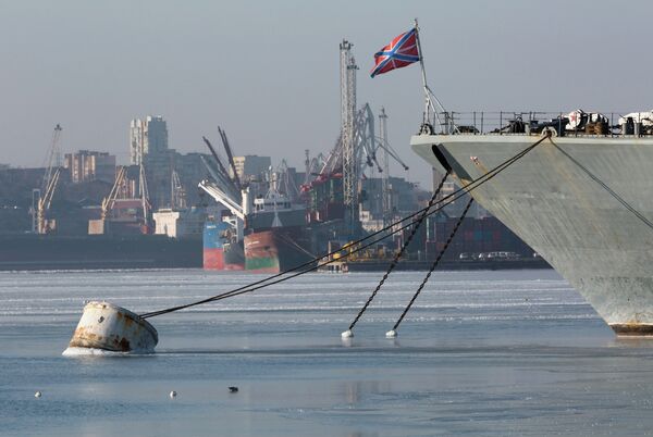 Январский мороз во Владивостоке: корабли ТОФ в бухте Золотой Рог потихоньку вмерзают в лед.