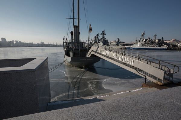 Мемориальный корабль Красный вымпел у причала Корабельной набережной во Владивостоке тоже медленно, но верно сковывает лед.