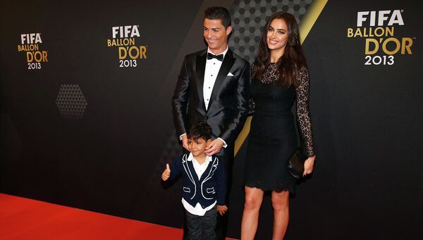 Футболист Криштиану Роналду и его жена Ирина Шейк с сыном на вручении премии «Золотой мяч»