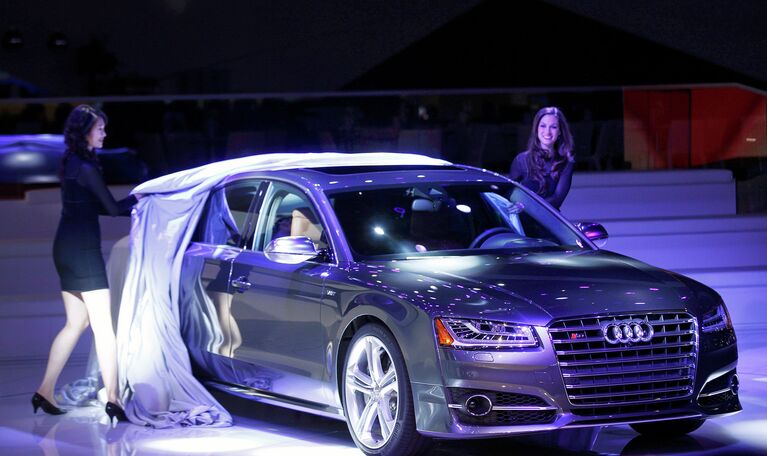 Автомобиль Audi S8 на автосалоне в Детройте 2014