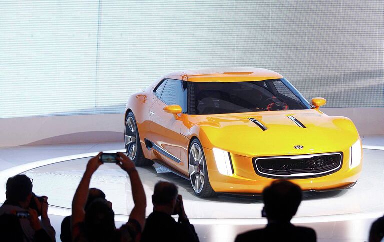 Автомобиль Kia GT4 Stinger на автосалоне в Детройте 2014