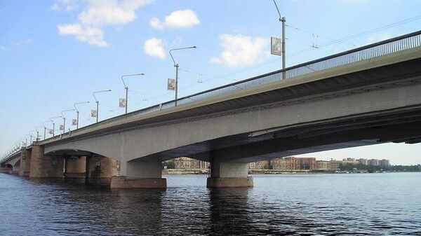 Мост Александра Невского в Санкт-Петербурге. Архивное фото