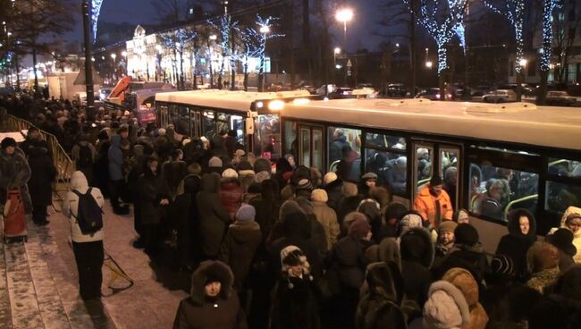 Более тысячи петербуржцев с утра заняли очередь к Дарам волхвов