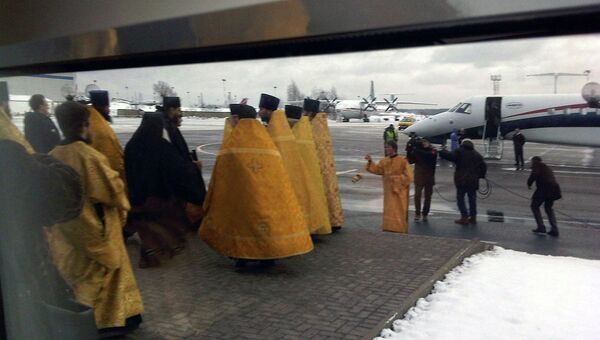 Архимандрит Парфений с Дарами волхвов вылетает из Внуково-3 в Санкт-Петербург. Фото с места события