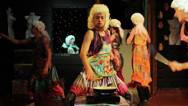 Сцена из спектакля Слуга двух господ Сцена из спектакля Слуга двух господ