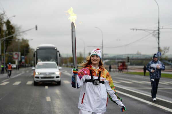 Сотрудник отдела аналитиков и продюсеров фотосъемок РИА Новости Юлия Винокурова во время эстафеты Олимпийского огня в Москве